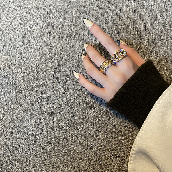 Praegune naiste lai sõrmus kahes mudelis