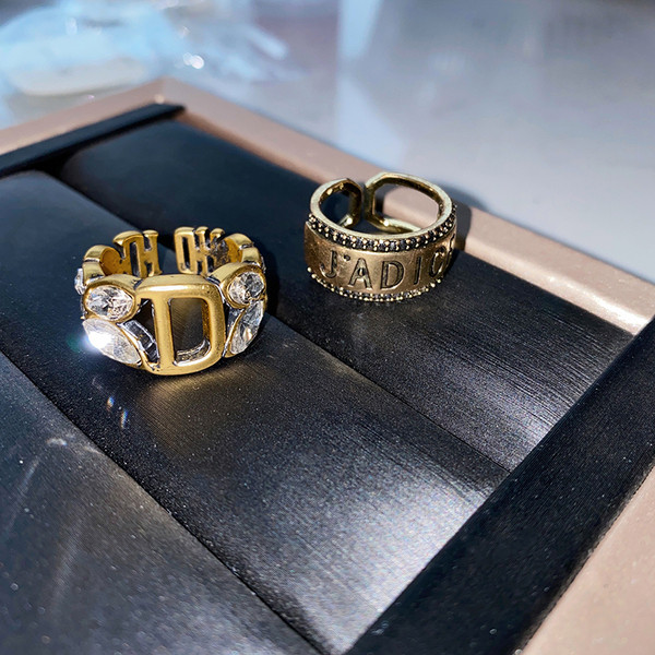 Praegune naiste lai sõrmus kahes mudelis