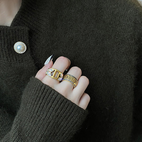 Praegune naiste lai sõrmus kahes mudelis