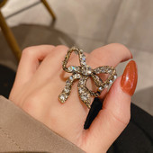 Naiste moodne sõrmus paela ja dekoratiivkividega