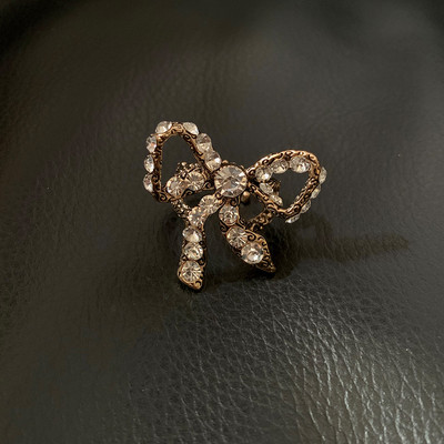 Naiste moodne sõrmus paela ja dekoratiivkividega