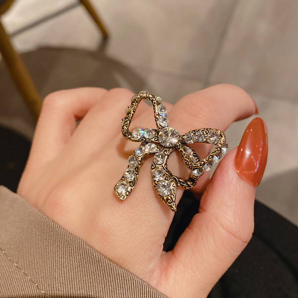 Naiste moodne sõrmus paela ja dekoratiivkividega