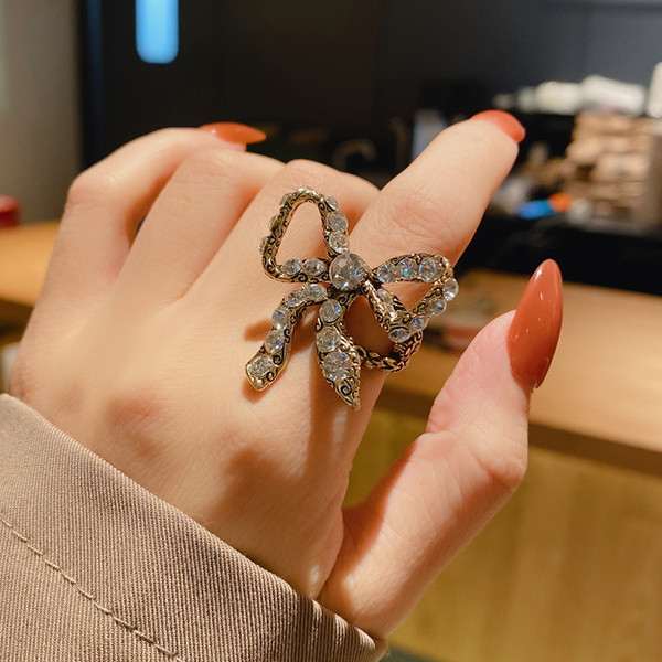 Naiste moodne sõrmus paela ja dekoratiivkividega