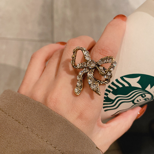 Naiste moodne sõrmus paela ja dekoratiivkividega