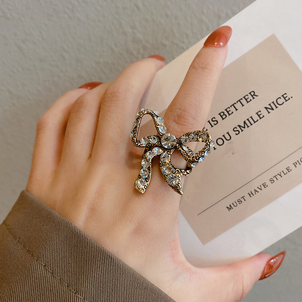 Naiste moodne sõrmus paela ja dekoratiivkividega