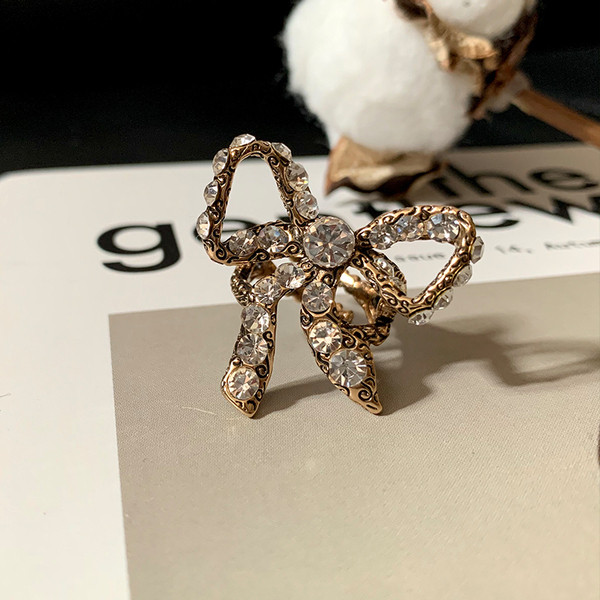 Naiste moodne sõrmus paela ja dekoratiivkividega