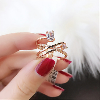 Elegantiškas moteriškas žiedas su dekoratyviniais akmenimis