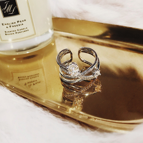 Elegantiškas moteriškas žiedas su dekoratyviniais akmenimis