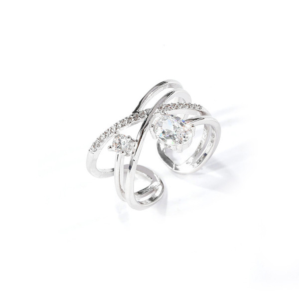 Elegantiškas moteriškas žiedas su dekoratyviniais akmenimis