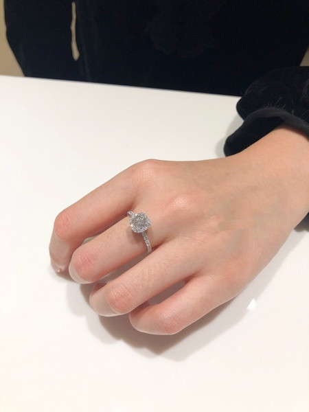 Elegáns női gyűrűs karcsú modell kövekkel