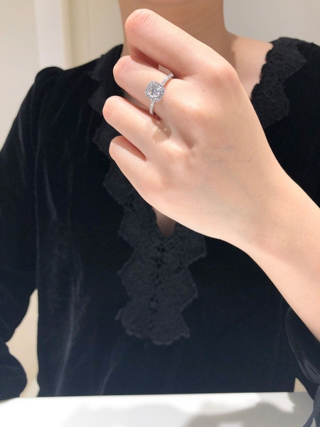 Elegáns női gyűrűs karcsú modell kövekkel
