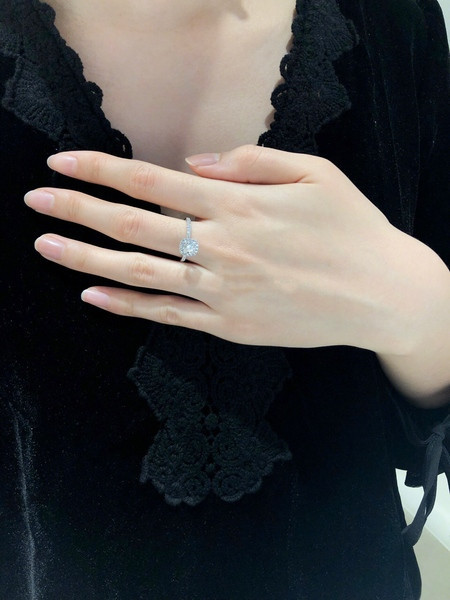 Elegáns női gyűrűs karcsú modell kövekkel