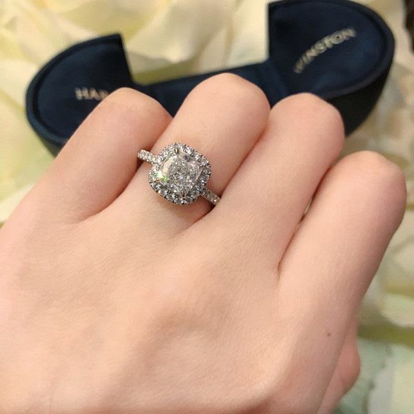 Elegáns női gyűrűs karcsú modell kövekkel