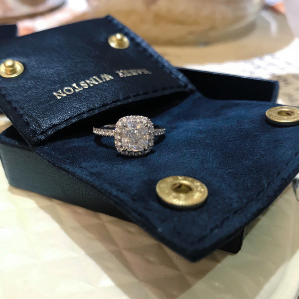 Elegáns női gyűrűs karcsú modell kövekkel