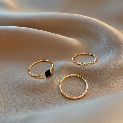 Дамски актуалун комплект от три пръстена с камък