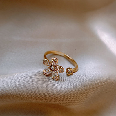 Ежедневен дамски пръстен с цвете и камъни