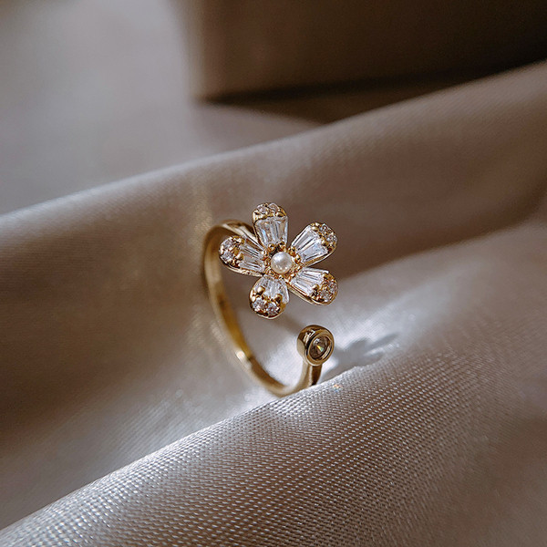 Igapäevane naiste sõrmus lille ja kividega