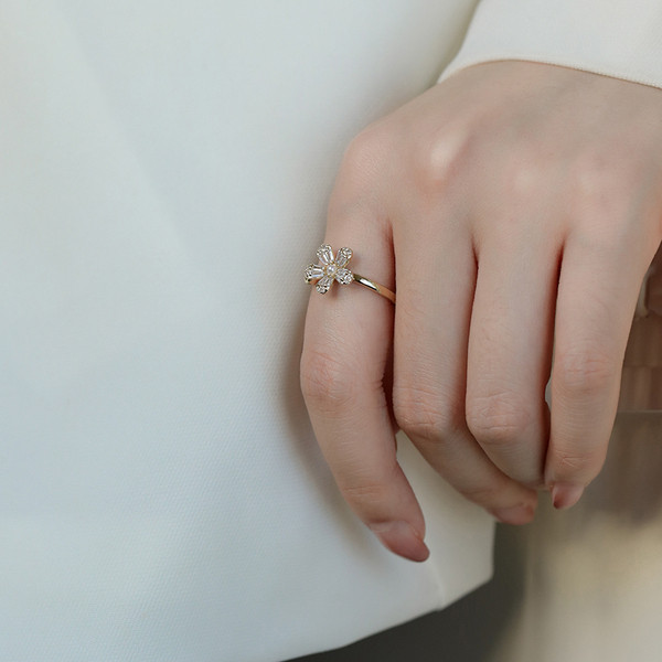 Igapäevane naiste sõrmus lille ja kividega