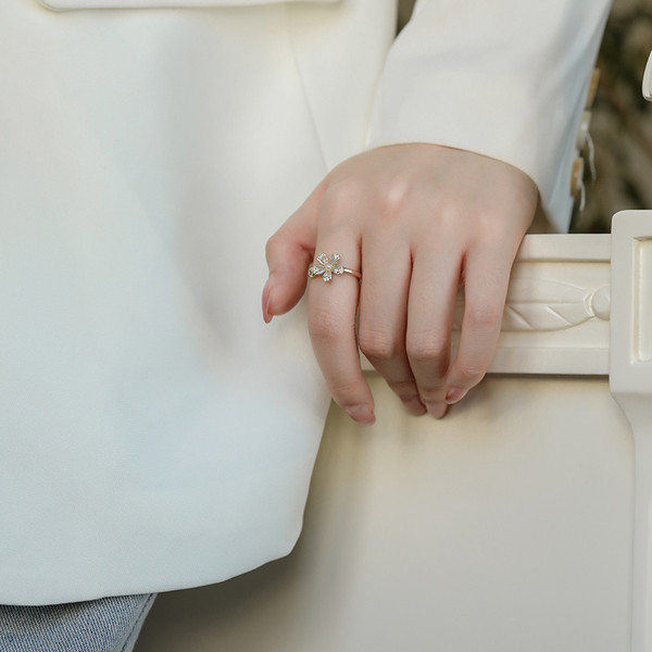 Igapäevane naiste sõrmus lille ja kividega