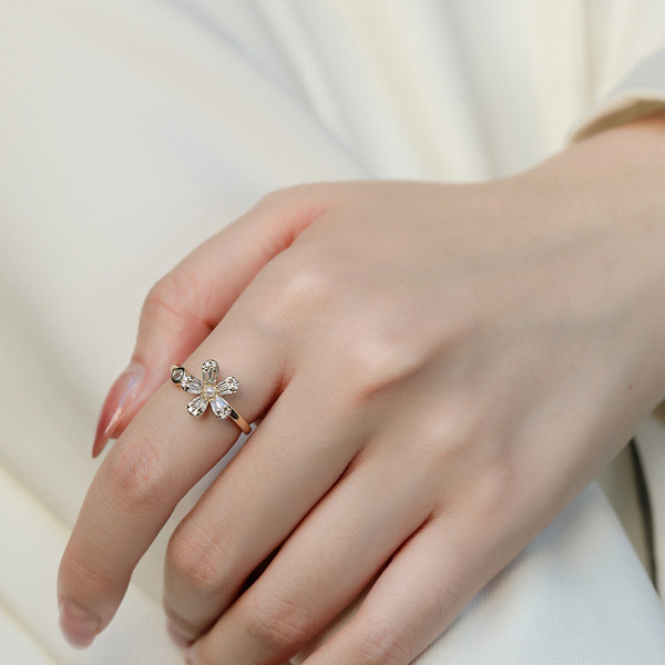 Igapäevane naiste sõrmus lille ja kividega