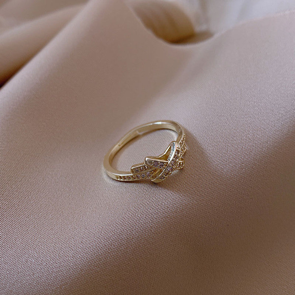 Stiilne naiste sõrmuse sale mudel