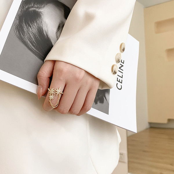 Moderan ženski prsten sa lančićem i kamenčićima