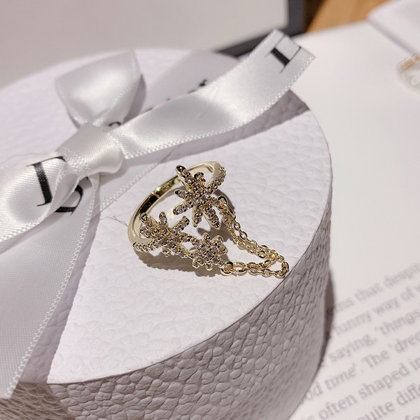 Moderan ženski prsten sa lančićem i kamenčićima