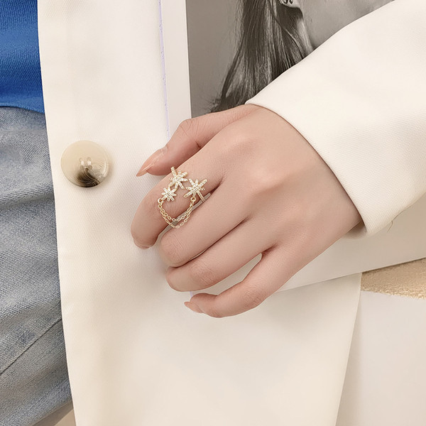 Moderan ženski prsten sa lančićem i kamenčićima