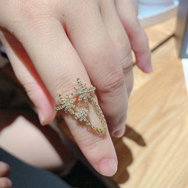 Moderan ženski prsten sa lančićem i kamenčićima