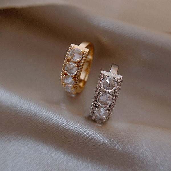 Női gyűrű széles modell díszkövekkel