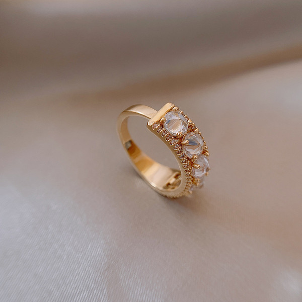 Női gyűrű széles modell díszkövekkel