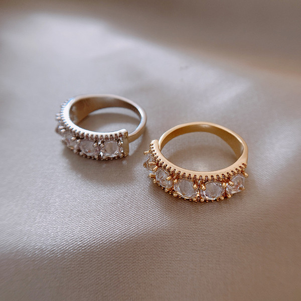 Női gyűrű széles modell díszkövekkel