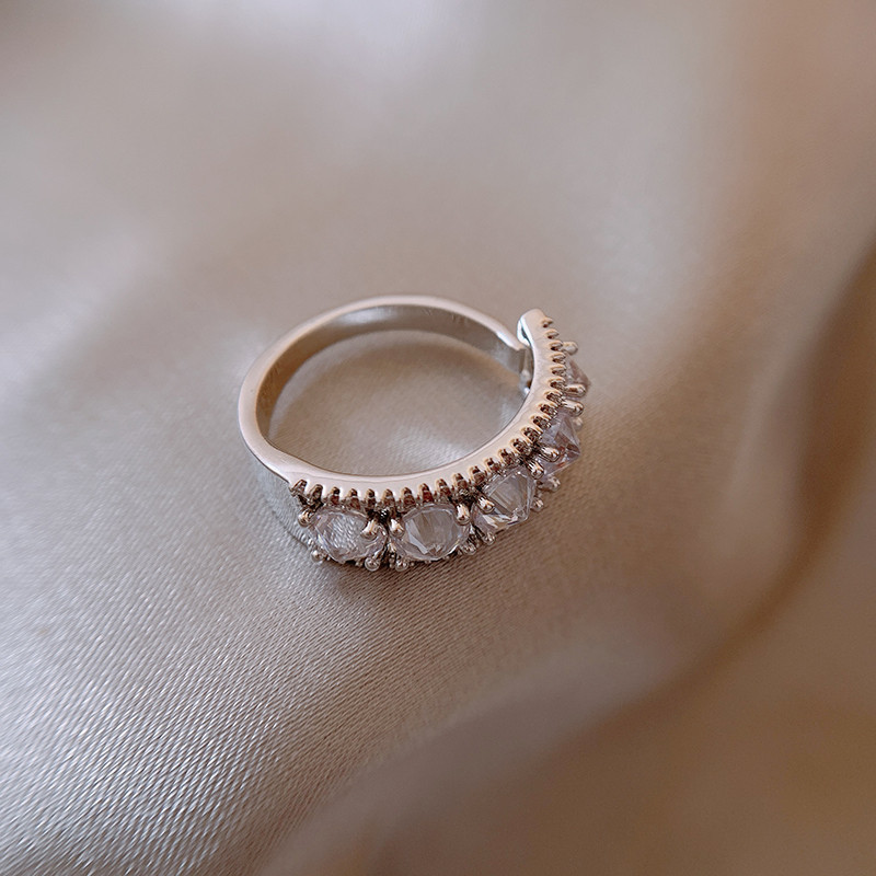 Női gyűrű széles modell díszkövekkel