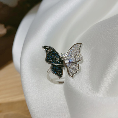 Modern női gyűrű pillangóval és kövekkel