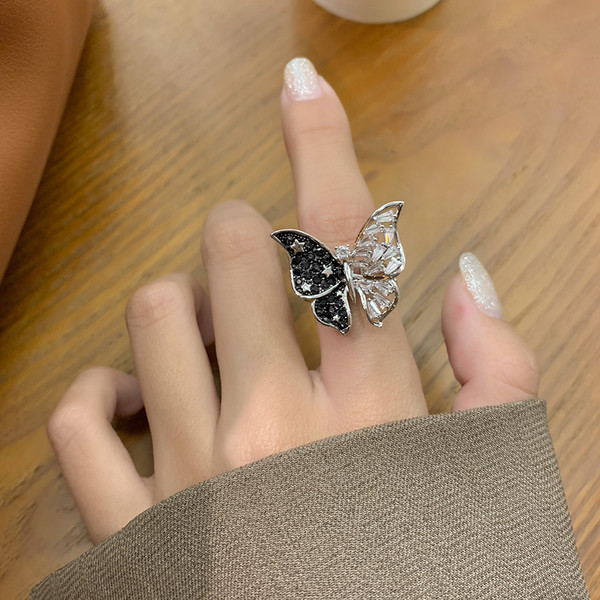 Modern női gyűrű pillangóval és kövekkel