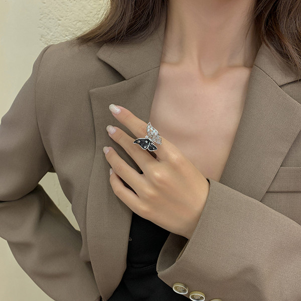 Modern női gyűrű pillangóval és kövekkel