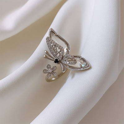 Актуален дамски пръстен с пеперуда и цвете 