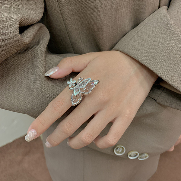 Praegune naiste sõrmus liblika ja lillega