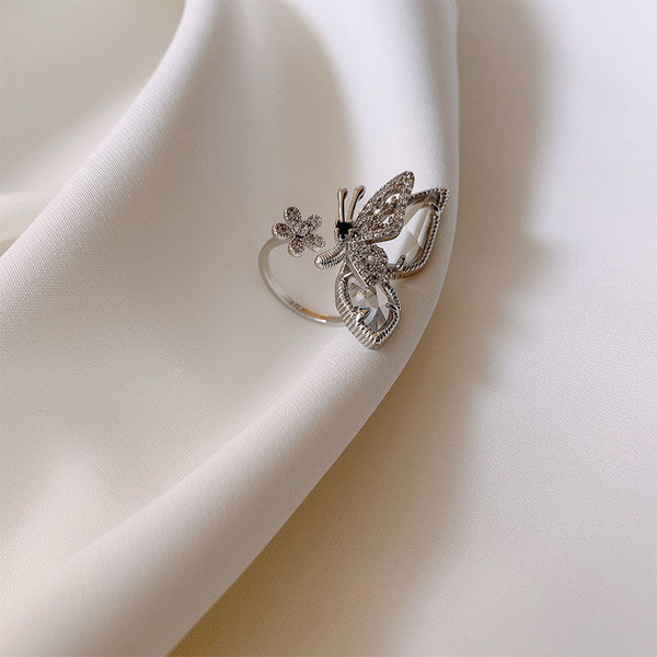 Praegune naiste sõrmus liblika ja lillega