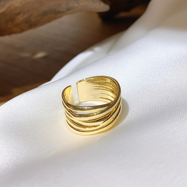 Široki model ženskog prstena za svakodnevnu upotrebu