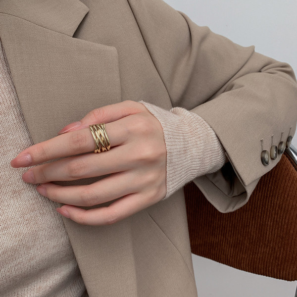 Široki model ženskog prstena za svakodnevnu upotrebu