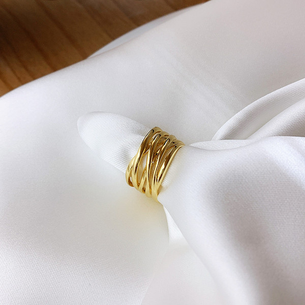 Široki model ženskog prstena za svakodnevnu upotrebu