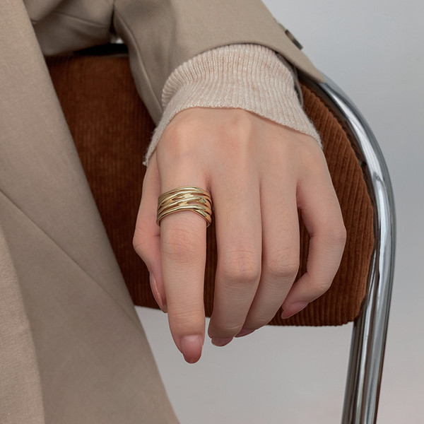 Široki model ženskog prstena za svakodnevnu upotrebu