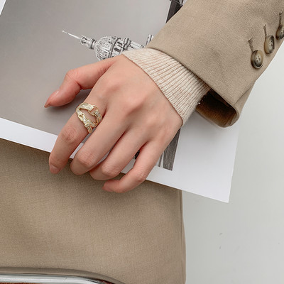 Дамски модерен пръстен широк модел с декоративни камъни