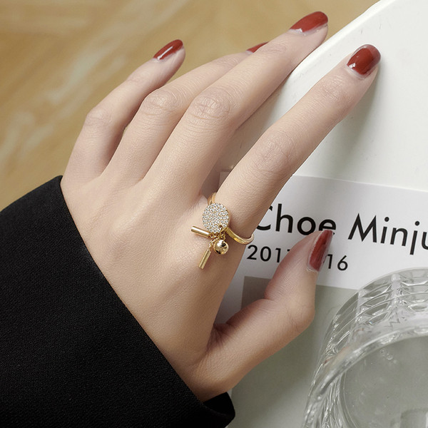 Stílusos női gyűrű fém elemekkel