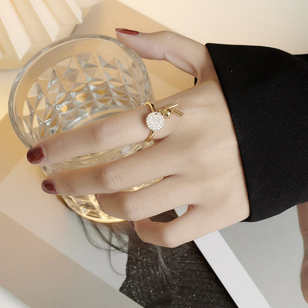 Stílusos női gyűrű fém elemekkel