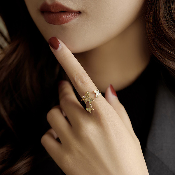 Hétköznapi női gyűrű pillangókkal és díszkövekkel