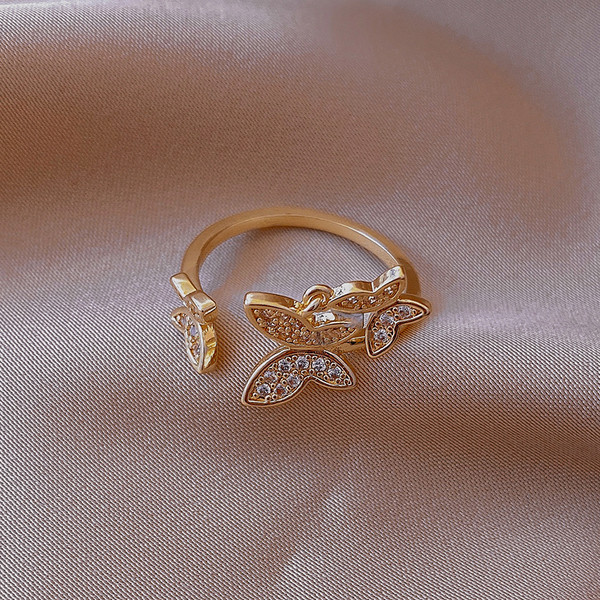 Hétköznapi női gyűrű pillangókkal és díszkövekkel