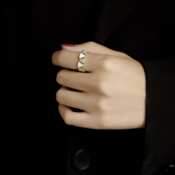 Laia mudeliga naiste stiilne sõrmus