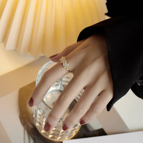 Naiste kaasaegne lillede ja dekoratiivkividega sõrmus